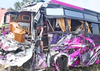 வேன் – லாரி நேருக்கு நேர் மோதிய விபத்து: மூன்று குழந்தைகள் உட்பட 15 பேர் காயம்