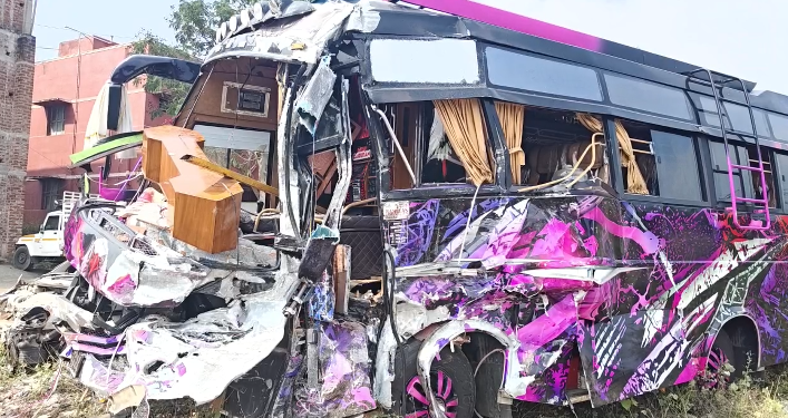 வேன் – லாரி நேருக்கு நேர் மோதிய விபத்து: மூன்று குழந்தைகள் உட்பட 15 பேர் காயம்