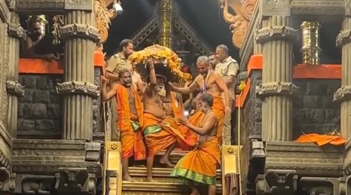 கேரளா மாநிலம் சபரிமலைஐயப்பன் திருக்கோவிலில் மகரவிளக்கு பூஜை நிறைவடைந்து திருநடை அடைக்கப்பட்டது