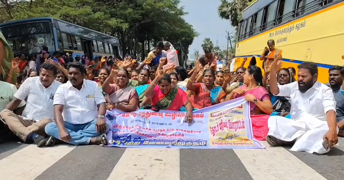 திருவாரூரில் தமிழ்நாடு சாதனை ஊழியர்கள் சங்கம் சார்பில் காலமுறை ஊதியம் வழங்கிட சாலை மறியல்