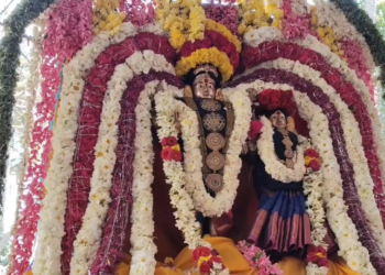 திருவாவடுதுறை கோமுக்தீஸ்வரர் ஆலயத்தில் திருஞானசம்பந்தருக்கு பூதகணம் வாயிலாக சிவபெருமான் பொற்கிழி வழங்கும் ஐதீக விழா