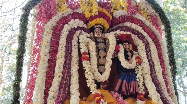 திருவாவடுதுறை கோமுக்தீஸ்வரர் ஆலயத்தில் திருஞானசம்பந்தருக்கு பூதகணம் வாயிலாக சிவபெருமான் பொற்கிழி வழங்கும் ஐதீக விழா