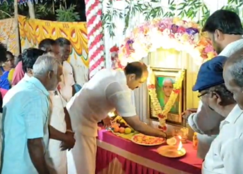 ராமதண்டலத்தில் மறைந்தADMKநிர்வாகியின் தாயாரின் உருவப்படத்தைADMK.P.V.ரமணா திறந்து வைத்து மலர் துவி மரியாதை