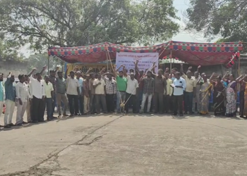 குத்தாலம் அருகே மின்சார வாரியத்தின் எரிவாயு மின் நிலையத்தில் தற்காலிக பணியாளர்கள் வேலை நிறுத்தம் திருவாரூர் , மயிலாடுதுறை மின்சாரவிநியோகம் பாதிக்கும் ஆபத்து