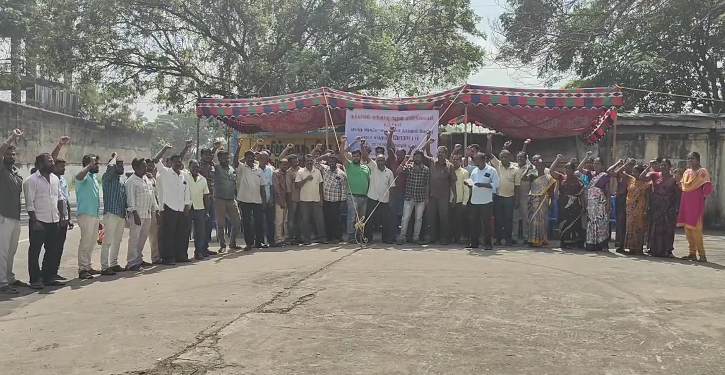 குத்தாலம் அருகே மின்சார வாரியத்தின் எரிவாயு மின் நிலையத்தில் தற்காலிக பணியாளர்கள் வேலை நிறுத்தம் திருவாரூர் , மயிலாடுதுறை மின்சாரவிநியோகம் பாதிக்கும் ஆபத்து