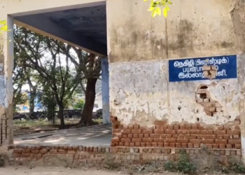 இறச்சகுளம் பகுதி செயல்பட்டு வரும் அரசு உயர்நிலை பள்ளி வளாகத்தில் கலையரங்க கட்டிடம் இடிந்து விழும் தருவாயில் உள்ளதால் மாணவர்களுக்கு ஆபத்து