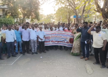 திருவள்ளூரில் வருவாய்த்துறை சங்கங்களின் கூட்டமைப்பினர் 9 அம்ச கோரிக்கைகளை வலியுறுத்தி தர்ணா போராட்டம்