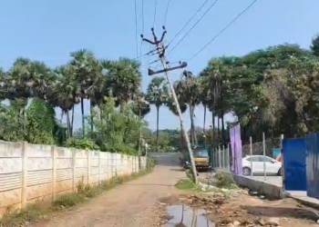 திருவாரூர் விளமல் தியாகராஜன் நகரில் சாய்ந்த நிலையில் இருக்கும் மின்கம்பம் சீரமைக்க பொதுமக்கள் வலியுறுத்தல்