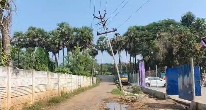 திருவாரூர் விளமல் தியாகராஜன் நகரில் சாய்ந்த நிலையில் இருக்கும் மின்கம்பம் சீரமைக்க பொதுமக்கள் வலியுறுத்தல்