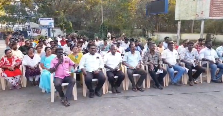 திருவாரூரில் வருவாய்த்துறை சங்கங்களின் கூட்டமைப்பு சார்பாக மாவட்ட தலைநகர் தர்ணா போராட்டம்