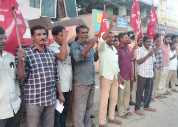 திருவாரூரில் மின்சார வாரிய கேங்மேன் தொழிலாளர்களின் கோரிக்கை மீது வாரிய தலைவர் கொடுத்த வாக்குறுதியை நிறைவேற்ற ஆர்ப்பாட்டம்