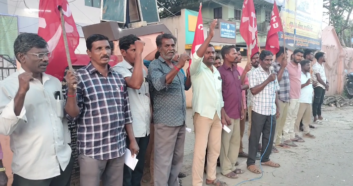 திருவாரூரில் மின்சார வாரிய கேங்மேன் தொழிலாளர்களின் கோரிக்கை மீது வாரிய தலைவர் கொடுத்த வாக்குறுதியை நிறைவேற்ற ஆர்ப்பாட்டம்