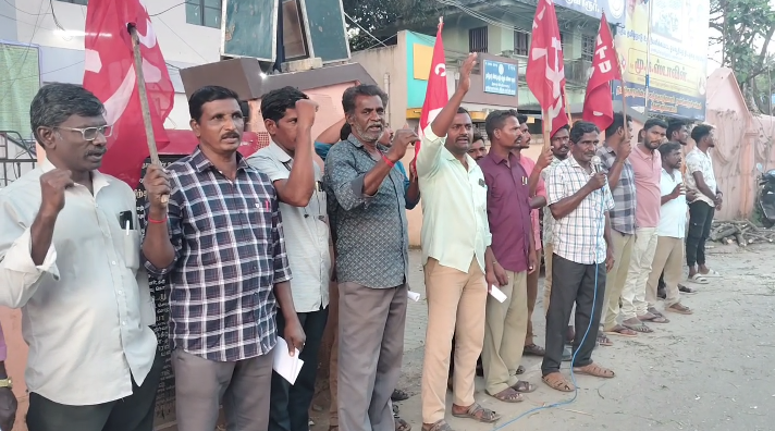 திருவாரூரில் மின்சார வாரிய கேங்மேன் தொழிலாளர்களின் கோரிக்கை மீது வாரிய தலைவர் கொடுத்த வாக்குறுதியை நிறைவேற்ற ஆர்ப்பாட்டம்