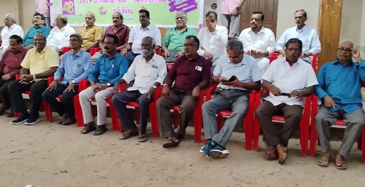 சீர்காழியில் அரசுஉதவி பெறும் பள்ளியில் முன்னாள் மாணவர்கள் சந்திப்பு48ஆண்டுகளுக்கு பிறகு ஒன்றுகூடிய48மாணவர்கள் பள்ளிக்கு நலத்திட்ட உதவி
