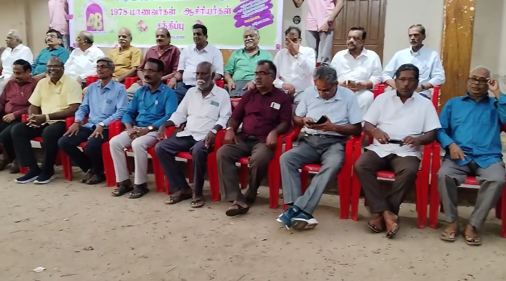 சீர்காழியில் அரசுஉதவி பெறும் பள்ளியில் முன்னாள் மாணவர்கள் சந்திப்பு48ஆண்டுகளுக்கு பிறகு ஒன்றுகூடிய48மாணவர்கள் பள்ளிக்கு நலத்திட்ட உதவி