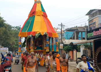 சீர்காழி புற்றடி மாரியம்மன் கோவில் தேர் திருவிழா- பக்தர்கள் காவடி மற்றும் பால்குடம் எடுத்து வந்து வழிபாடு