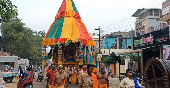 சீர்காழி புற்றடி மாரியம்மன் கோவில் தேர் திருவிழா- பக்தர்கள் காவடி மற்றும் பால்குடம் எடுத்து வந்து வழிபாடு