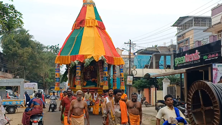 சீர்காழி புற்றடி மாரியம்மன் கோவில் தேர் திருவிழா- பக்தர்கள் காவடி மற்றும் பால்குடம் எடுத்து வந்து வழிபாடு