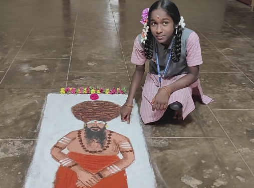 தருமபுரம் குருஞானசம்பந்தர் மேல்நிலைப் பள்ளியில்  நடைபெற்ற ஆசீர்வாத திருநாள் நிகழ்ச்சி .ஆதீனத்தின் உருவத்தை வரைந்த9-ம் வகுப்பு மாணவி