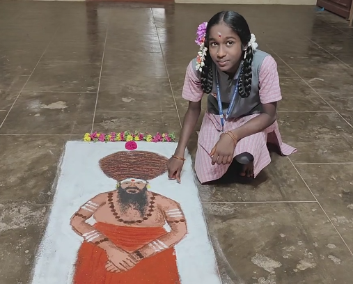 தருமபுரம் குருஞானசம்பந்தர் மேல்நிலைப் பள்ளியில் நடைபெற்ற ஆசீர்வாத திருநாள் நிகழ்ச்சி .ஆதீனத்தின் உருவத்தை வரைந்த9-ம் வகுப்பு மாணவி