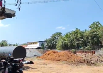 சிறு சிறு குழந்தைகள் பயிலும் அங்கன்வாடி மையத்திற்கு அருகில் பெட்ரோல் பேங்க் கட்டுமான பணி.. பெற்றோர்கள் பொதுமக்கள் அச்சம்