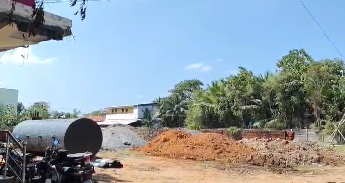 சிறு சிறு குழந்தைகள் பயிலும் அங்கன்வாடி மையத்திற்கு அருகில் பெட்ரோல் பேங்க் கட்டுமான பணி.. பெற்றோர்கள் பொதுமக்கள் அச்சம்