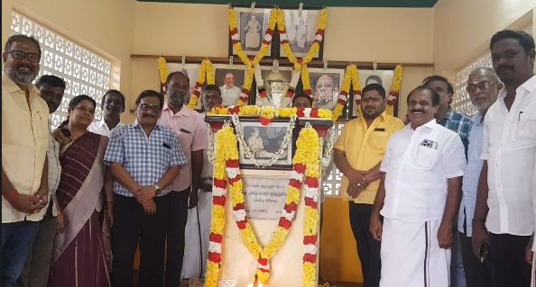 காட்டூரில் மறைந்த திமுக தலைவர் கலைஞரின் தாயார் அஞ்சுகம் அம்மையாரின் 63-வது நினைவு தினத்தை முன்னிட்டு அவரது நினைவிடத்தில் மரியாதை