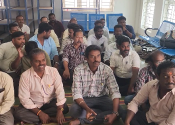 தமிழக அரசை கண்டித்து மயிலாடுதுறை கிராமநிர்வாக அலுவலர்கள் வேலை நிறுத்த போராட்டம்&தாலுகா அலுவலகங்கள் உள்ளே காத்திருப்புபோராட்டம்