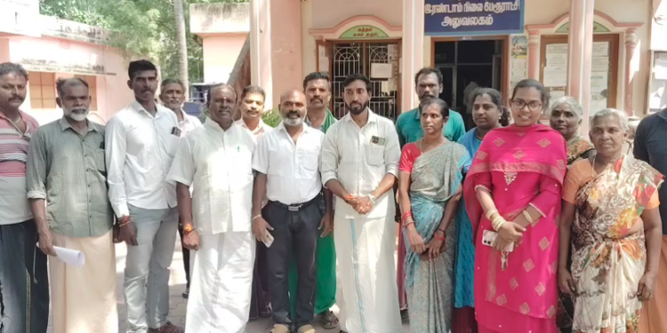 மருங்கூர் அருகே தனியார் கட்டிடத்தில் அனுமதி இல்லாமல்  மதுபானங்களை இறக்கிய டாஸ்மார்க் வாகனத்தை சிறைபிடித்த ஊர்மக்கள்