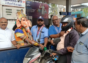 மயிலாடுதுறைHelmetஅணிந்துவர்களுக்கு இலவசPetrol,Rotary Clubசார்பில் விநாயகர்வேடமணிந்தகலைஞர் வழங்கினார்