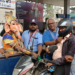 மயிலாடுதுறைHelmetஅணிந்துவர்களுக்கு இலவசPetrol,Rotary Clubசார்பில் விநாயகர்வேடமணிந்தகலைஞர் வழங்கினார்