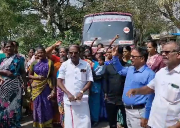 சீர்காழி பேருந்து நிழற்குடையில் சட்டவிரோதமாக மதுபானம் விற்பனை, பொதுமக்கள் சாலை மறியல்