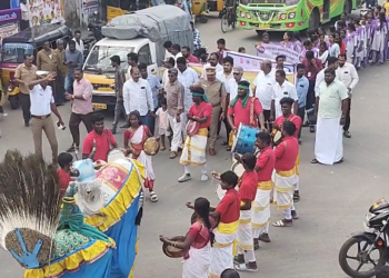 சாலை பாதுகாப்பு மாதத்தை முன்னிட்டு நடைபெற்ற விழிப்புணர்வு பேரணி, ஒயிலாட்டம் மயிலாட்டம் தப்பாட்டம் உள்ளிட்ட நாட்டுப்புற கலை நிகழ்ச்சி