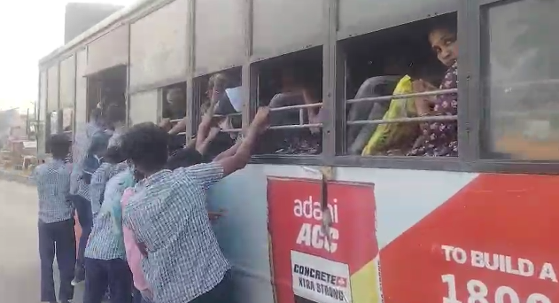 பூந்தமல்லி – தாம்பரம் வழித்தடத்தில் இயங்கும் அரசு பேருந்துகளில், பள்ளி மாணவர்கள் படியில் தொங்கிக்கொண்டு பயணம்