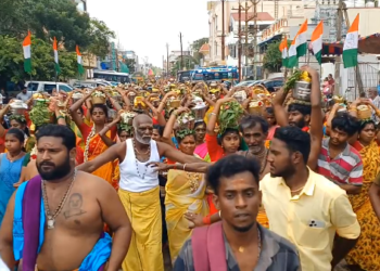 பிரசித்தி பெற்ற ஸ்ரீ பத்ரகாளியம்மன் கோவில் பக்தர்கள் பால் காவடி அழகு காவடி