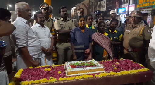 திருவாரூரில் மாவட்ட காவல் கண்காணிப்பாளர் கருண் கரட் தலைமையில் கேக் வெட்டி புத்தாண்டு கொண்டாட்டம்