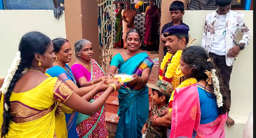 ராணுவத்தில் 30-ஆண்டுகள் பணியாற்றி ஓய்வு பெற்று ஊருக்கு வந்த மாப்பிள்ளையை ஊர் மக்கள் வரவேற்பளித்தனர்