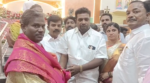 புத்தாண்டை முன்னிட்டு விழுப்புரத்தில் அதிமுக சார்பில் இனிப்பு வழங்கி கொண்டாட்டம்