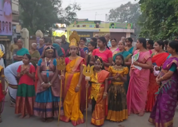 ராதை & கண்ணன்,சிவன் உள்ளிட்ட கடவுளர்கள் போன்று வேடமிட்ட குழந்தைகள் பக்தர்கள் பங்கேற்ற மார்கழி மாத வீதி பஜனை