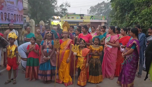ராதை & கண்ணன்,சிவன் உள்ளிட்ட கடவுளர்கள் போன்று வேடமிட்ட குழந்தைகள் பக்தர்கள் பங்கேற்ற மார்கழி மாத வீதி பஜனை