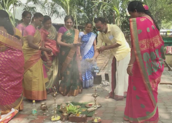 மயிலாடுதுறையில் பாரம்பரிய முறையில் வேட்டி,சேலை அணிந்து சமத்துவ பொங்கல் கொண்டாடிய நகராட்சி ஊழியர்கள்