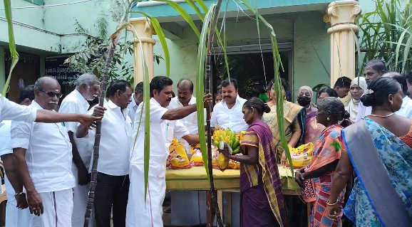 திருவாரூர் நகராட்சி அலுவலகத்தில் நடைபெற்ற சமத்துவ பொங்கல் நிகழ்வில் நலத்திட்ட உதவி