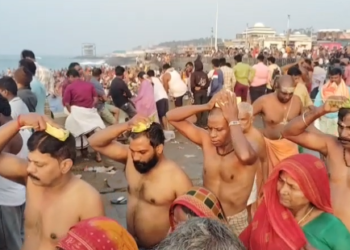 கன்னியாகுமரி தைஅமாவாசை தினத்தை முன்னிட்டு மறைந்த முன்னோர்களை நினைத்து முக்கடல் சங்கமிக்கும் முன்னோர்களுக்கு தர்ப்பணம்