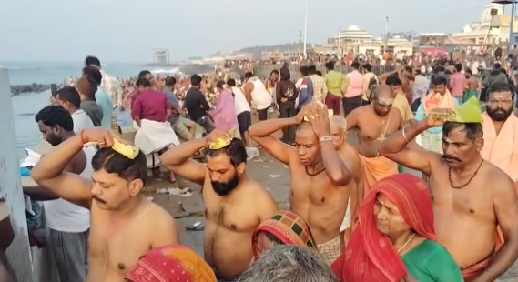 கன்னியாகுமரி தைஅமாவாசை தினத்தை முன்னிட்டு மறைந்த முன்னோர்களை நினைத்து முக்கடல் சங்கமிக்கும் முன்னோர்களுக்கு தர்ப்பணம்