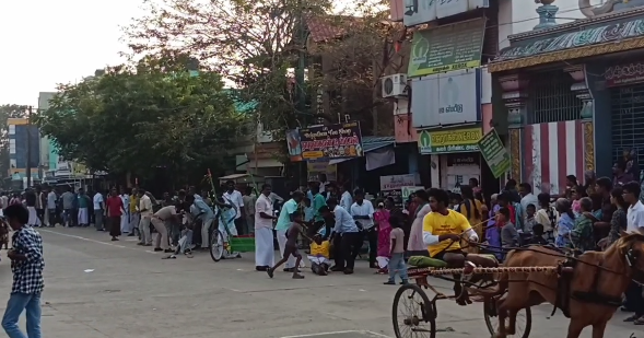 ரேக்ளா பந்தயத்தில் போட்டியாளர்களுக்கு மத்தியில் தனியாக ஓடிய குதிரை- திருவாரூரில் நடந்த சம்பவம்