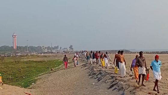 பூம்புகாரில் தந்தைக்கு திதி கொடுக்க வந்த மகன் கடலில் மூழ்கி உயிர் இழப்பு குறித்து போலீசார் விசாரணை