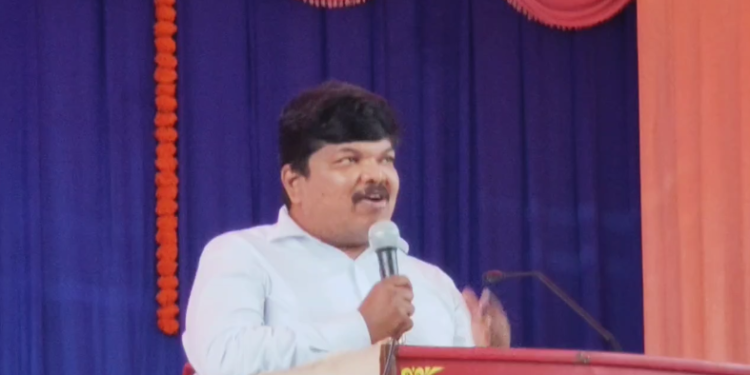 மேடையை ஒருங்கிணைத்த ஆட்சியர் ; நெகிழ்ச்சியில் ஆசிரியர்கள்