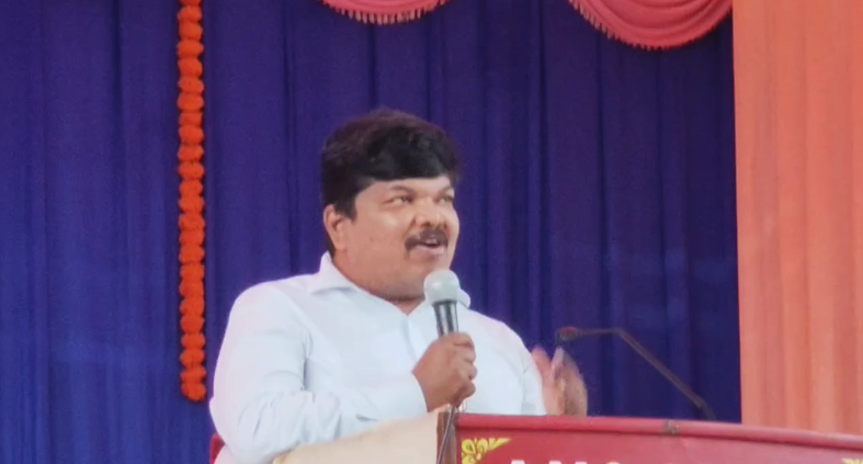 மேடையை ஒருங்கிணைத்த ஆட்சியர் ; நெகிழ்ச்சியில் ஆசிரியர்கள்