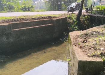 சிறுகோவங்குடி சித்தேரியில் 6 ஆண்டுகளுக்கு முன்னர் பாதியில் நிறுத்தப்பட்ட பாலம் கட்டுமான பணி