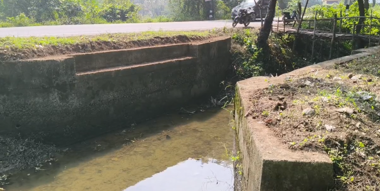 சிறுகோவங்குடி சித்தேரியில் 6 ஆண்டுகளுக்கு முன்னர் பாதியில் நிறுத்தப்பட்ட பாலம் கட்டுமான பணி